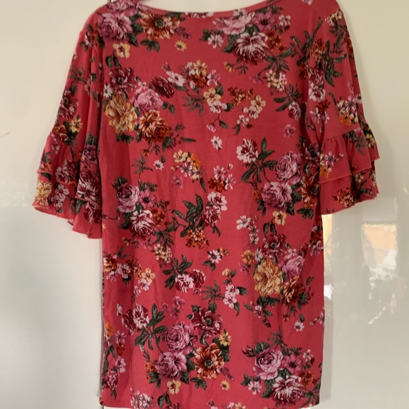 Pretty Floral top. Fantastic Fawn. Very soft and comfortable. - Picture 4 of 7